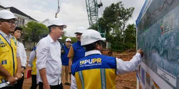 Penjabat Gubernur Jawa Barat Bey Machmudin mengatakan pembangunan tanggul tahap pertama Kali Bekasi akan rampung Juni 2024.