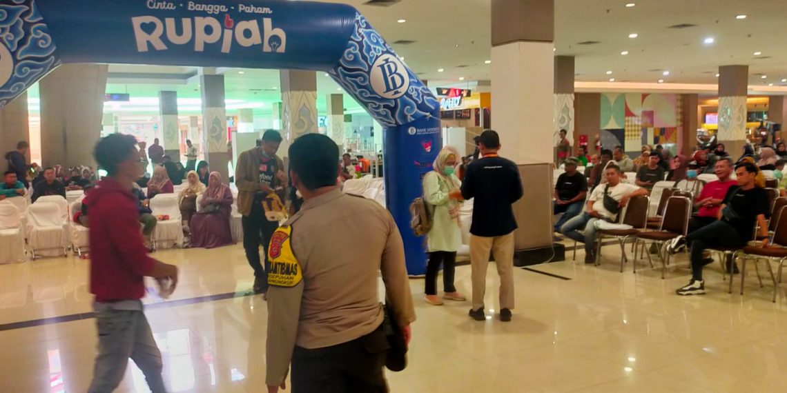 Aparat Polda Jabar kawal penukaran uang rupiah yang digelar Kantor Perwakilan Bank Indonesia Cirebon dalam rangka menyambut Libur Lebaran 2024.