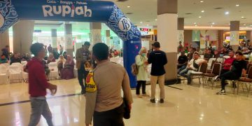 Aparat Polda Jabar kawal penukaran uang rupiah yang digelar Kantor Perwakilan Bank Indonesia Cirebon dalam rangka menyambut Libur Lebaran 2024.