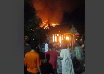 Kebakaran menimpa rumah warga Kaduanan Kec. Depok Kab. Cireon Minggu malam (24/3/2024). Kapolsek Depok AKP Afandi mengatakan kebakaran itu menimpa property milik Ameri warga Blok Kemasan 1 Rt.001 RW 001 Desa Keduanan Kec. Depok Kab. Cirebon.