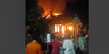 Kebakaran menimpa rumah warga Kaduanan Kec. Depok Kab. Cireon Minggu malam (24/3/2024). Kapolsek Depok AKP Afandi mengatakan kebakaran itu menimpa property milik Ameri warga Blok Kemasan 1 Rt.001 RW 001 Desa Keduanan Kec. Depok Kab. Cirebon.