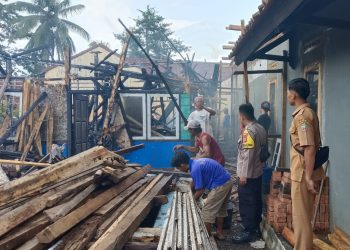 Kebakaran menimpa gudang di Kawali Kabupaten Ciamis. Lokasi tepat musibah itu terjadi di Dusun Pari Rt. 02 Rw. 03 Desa Linggapura Kecamatan Kawali Kabupaten Ciamis.