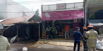 Kebakaran toko grosir di Jalan Laswi Majalaya terjadi Sabtu (30/3/2024) sekitar pukul 11.00 WIB, diduga akibat konsleting listrik. Informasi dari Polsek Majalaya Polresta Bandung menyebutkan kebakaran menimpa Toko Grosir, Sora Beca Shop Jl. Raya Laswi No 55 Rt.02 Rw.03 Desa Padaulun Kecamatan Majalaya Kab. Bandung.