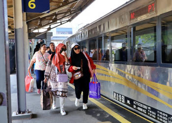 Penumpang kereta api di stasiun