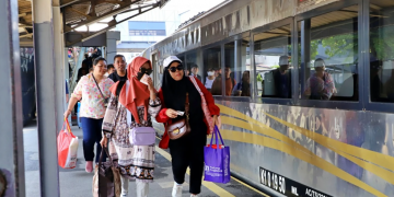 Penumpang kereta api di stasiun