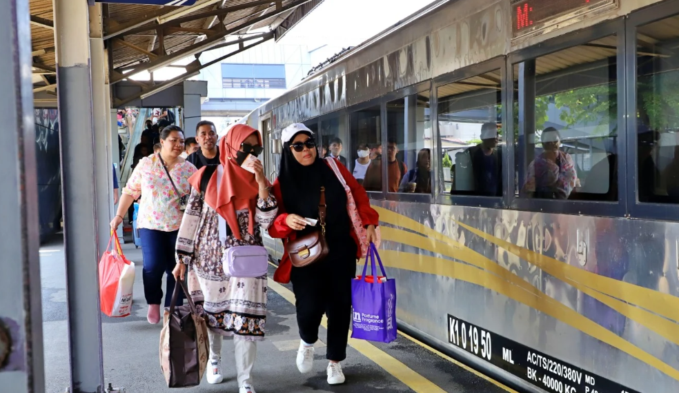 Penumpang kereta api di stasiun