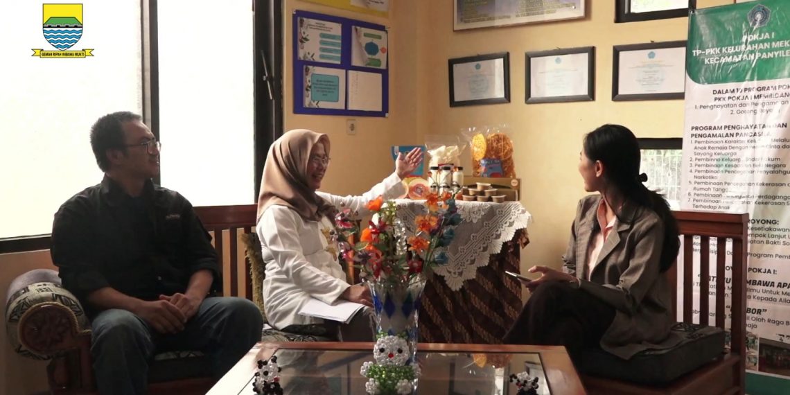 Kerupuk 'Kebunnya Aki dan Enin' yang berproduksi sejak tahun 2018, oleh pak Ahmad Susila di RW 02 sudah tembus ke luar negeri. Mulai dari Malaysia, Qatar, bahkan Jepang, kata Lurah Mekar Mulya, Ellis Suprihatin.