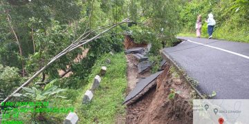 Sejumlah longsor di Kecamatan Maleber Kuningan Jabar yakni di Desa Mekarsari, Desa Lebakwangi, dan Desa Padamulya. Menurut informasi dari Polsek Lebakwangi Polres Kuningan, longsor terjadi pada Selasa malam (5/3/2024) akibat curah hujan tinggi dan daerah bertebing.
