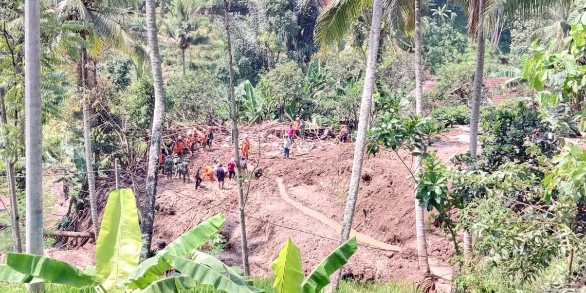 Pencarian orang hilang di longsor Bandung Barat