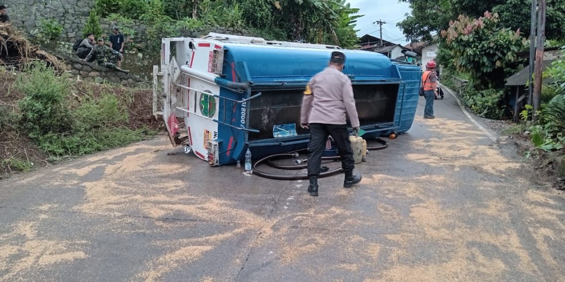 Mobil truk tangki terguling