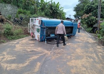 Mobil truk tangki terguling