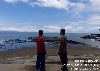 Polisi pantau Pantai Karanghawu Sukabumi sebagai program rutin penanganan keamanan dan ketertiban di kawasan wisata.