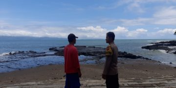 Polisi pantau Pantai Karanghawu Sukabumi sebagai program rutin penanganan keamanan dan ketertiban di kawasan wisata.