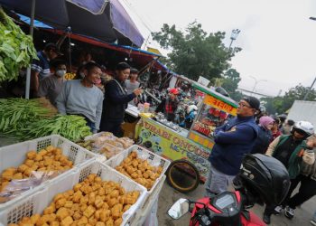 Sekretaris Daerah Kota Bandung, Ema Sumarna mengatakan, badan dan bahu jalan tidak boleh dijadikan lahan parkir. Untuk itu, ia menyebut parkir kendaraan akan didorong dan dipindahkan ke lahan eks puskesmas di dekat Pasar Kordon. Jam Operasional Pasar Tumpah