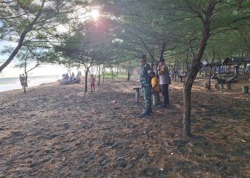 – Polisi patroli di sejumlah tempat ngabuburit untuk menjaga keamanan dan ketertiban di kawasan tersebut Minggu (17/3/2024). Seperti di area pantai yang menjadi destinasi warga Cikalong Kabupaten Tasikmalaya untuk menunggu waktu berbuka.