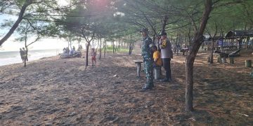 – Polisi patroli di sejumlah tempat ngabuburit untuk menjaga keamanan dan ketertiban di kawasan tersebut Minggu (17/3/2024). Seperti di area pantai yang menjadi destinasi warga Cikalong Kabupaten Tasikmalaya untuk menunggu waktu berbuka.