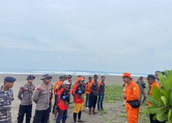 Aperat gabungan bersiap mencari warga yang hilang saat mencari keong laut di Pantai Batuhiu Pangandaran