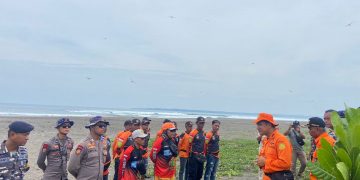 Aperat gabungan bersiap mencari warga yang hilang saat mencari keong laut di Pantai Batuhiu Pangandaran