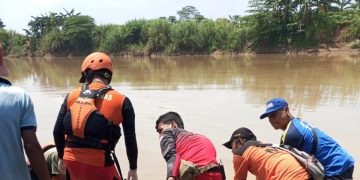 Pemuda yang jatuh ke Sungai Citanduy di Kecamatan Pataruman Kota Banjar pada Selasa (19/3/2024) pukul 23.30 WIB akhirnya ditemukan pada lokasi yang cukup jauh.