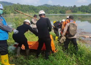 – Mayat anak laki-laki diduga korban longsor Desa Cibenda Kec. Cipongkor Kab. Barat. Menurut informasi dari Polsek Sindangkerta Polres Cimahi Polda Jabar, mayat anak laku-laki itu ditemukan pada hari Rabu (27/3/2024) sekitar pukul 09.00 WIB di genangan Waduk Saguling.