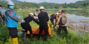 – Mayat anak laki-laki diduga korban longsor Desa Cibenda Kec. Cipongkor Kab. Barat. Menurut informasi dari Polsek Sindangkerta Polres Cimahi Polda Jabar, mayat anak laku-laki itu ditemukan pada hari Rabu (27/3/2024) sekitar pukul 09.00 WIB di genangan Waduk Saguling.