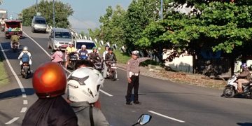 pengaturan arus lalu lintas jalan raya oleh petugas polda Jabar