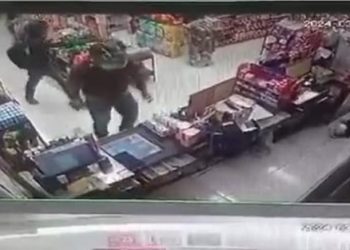 Tangkapan layar video aksi perampokan minimarket melibatkan dua orang pria di Cililin, Kabupaten Bandung Barat, yang viral di medsos.(Foto: Istimewa)