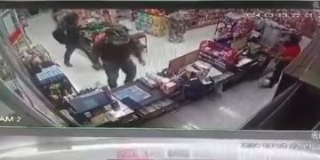 Tangkapan layar video aksi perampokan minimarket melibatkan dua orang pria di Cililin, Kabupaten Bandung Barat, yang viral di medsos.(Foto: Istimewa)