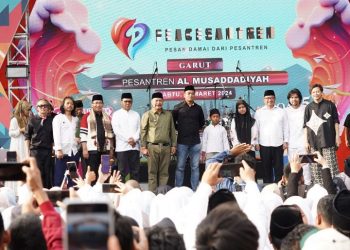 Penjabat (Pj) Bupati Garut, Barnas Adjidin, turut serta dalam acara Peacesantren Ramadan Show "Pesan Damai dari Pesantren" di Pesantren Al Musadaddiyah, Desa Jayaraga, Kecamatan Tarogong Kidul, Kabupaten Garut, Sabtu (23/3/2024). Acara disuguhi penampilan Band Gigi ini membawakan lagu-lagu religi seperti "Pintu Sorga" dan "Perdamaian".