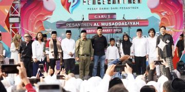 Penjabat (Pj) Bupati Garut, Barnas Adjidin, turut serta dalam acara Peacesantren Ramadan Show "Pesan Damai dari Pesantren" di Pesantren Al Musadaddiyah, Desa Jayaraga, Kecamatan Tarogong Kidul, Kabupaten Garut, Sabtu (23/3/2024). Acara disuguhi penampilan Band Gigi ini membawakan lagu-lagu religi seperti "Pintu Sorga" dan "Perdamaian".