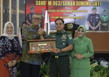 Pj Wali Kota Cirebon Agus Mulyadi menghadiri pisah sambut Danrem 063/Sunan Gunung Jati di Makorem 063/SGJ, Minggu (17/3/2024).