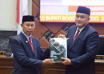 Pj. Bupati Bogor Asmawa Tosepu bersama DPRD Kabupaten Bogor lakukan Rapat Paripurna Dalam Rangka Penyampaian Laporan Keterangan Pertanggungjawaban (LKPJ) Bupati Bogor Tahun Anggaran 2023, yang berlangsung di Ruang Paripurna DPRD Kabupaten Bogor, Kamis (28/3/24).