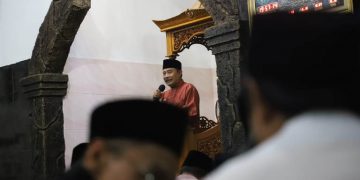 Penjabat (Pj) Bupati Garut, Barnas Adjidin, melaksanakan kegiatan Safari Ramadan di Masjid Besar Kecamatan Selaawi, Kabupaten Garut, Kamis malam (21/3/2024).