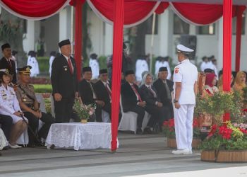 Penjabat Wali Kota Bandung, Bambang Tirtoyuliono mengajak masyarakat dan pemuda untuk lebih meningkatkan empati dan solidaritas kepada saudara di Palestina yang masih dalam kondisi penjajahan. Hal itu Ia ungkapkan saat Upacara Peringatan Bandung Lautan Api di Balai Kota Bandung, Minggu, 24 Maret 2024.