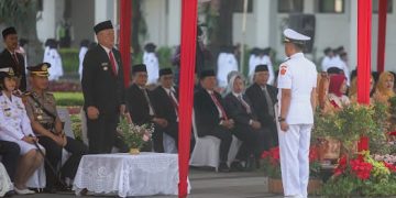 Penjabat Wali Kota Bandung, Bambang Tirtoyuliono mengajak masyarakat dan pemuda untuk lebih meningkatkan empati dan solidaritas kepada saudara di Palestina yang masih dalam kondisi penjajahan. Hal itu Ia ungkapkan saat Upacara Peringatan Bandung Lautan Api di Balai Kota Bandung, Minggu, 24 Maret 2024.