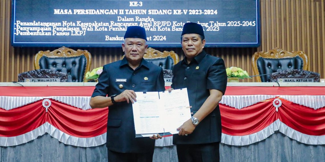 Pemerintah Kota (Pemkot) Bandung menerima sebanyak 63 penghargaan sepanjang tahun 2023 lalu. Penghargaan tersebut terdiri dari 37 penghargaan tingkat nasional dan 26 penghargaan tingkat provinsi.