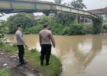 Polisi Indramayu pantau debit sungai sebagai langkah antisipasi bencana banjir yang mungkin terjadi.