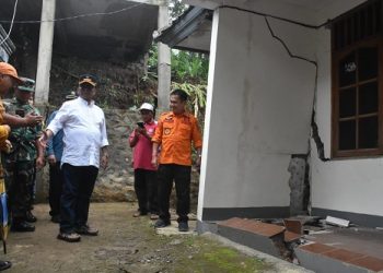 Pj Bupati Herman Suryatman meminta bantuan ke Badan Geologi untuk memeriksa pergerakan tanah di Dusun Babakan Cikamuning, Desa Mekarrahayu, Kecamatan Sumedang Selatan.