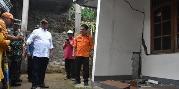 Pj Bupati Herman Suryatman meminta bantuan ke Badan Geologi untuk memeriksa pergerakan tanah di Dusun Babakan Cikamuning, Desa Mekarrahayu, Kecamatan Sumedang Selatan.