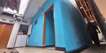 Rumah Nenek Ene korban gempa Sumedang diperbaiki melalui program bedah rumah.