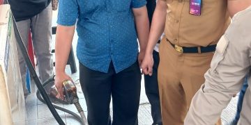 Pemkot Bekasi menindaklanjuti pemberitaan di medsos dan media online terkait adanya dugaan bensin tercampur dengan Air di SPBU 34.17106 di Jl. Ir. H. Juanda Kota Bekasi (dekat Bulan-bulan) pada Senin 25 Maret 2024.