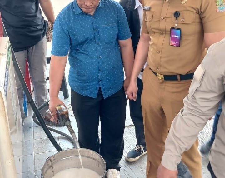 Pemkot Bekasi menindaklanjuti pemberitaan di medsos dan media online terkait adanya dugaan bensin tercampur dengan Air di SPBU 34.17106 di Jl. Ir. H. Juanda Kota Bekasi (dekat Bulan-bulan) pada Senin 25 Maret 2024.