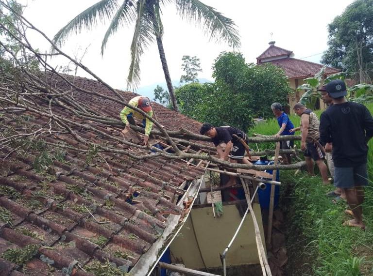 Dua rumah warga Talegong Garut tertimpa pohon tumbang akibat tiupan angin kencang yang terjadi pada hari Selasa (12/3/2024). Kejadian tersebut terjadi di Desa Selaawi dan Desa Mekarwangi Kecamatan Talegong