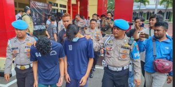 Dua dari enam tersangka pelaku pengeroyokan terhadap dua orang pemuda di Ciparay, Kabupaten Bandung, saat dihadirkan di Mapolresta Bandung, Senin (22/04/2024).(Foto:Istimewa)