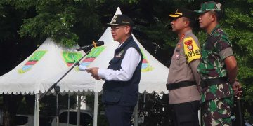 PERSIAPAN MUDIK : Pj Bupati Bekasi Dani Ramdan memimpin Apel Gelar Pasukan Operasi Kepolisian Terpusat (Ketupat-2024) dalam rangka pengamanan Idul Fitri 1445 Hijriah tahun 2024. Apel ini diselenggarakan oleh Polres Metro Bekasi, di Plaza Pemkab Bekasi pada Rabu (03/04/2024). Foto Jaja Jaelani