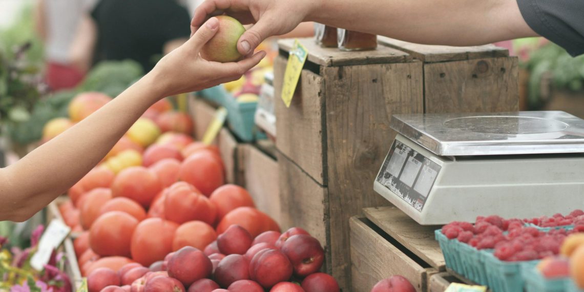 Belanja beli buah-buahan