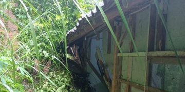 Polisi bantu warga korban bencana tanah longsor di Dusun Palasari RT 005 RW 009 Desa Sukahurip Kecamatan Cihaurbeuti Kabupaten Ciamis Selasa (23/4/2024). (FOTO: Istimewa)