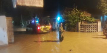 Bencana banjir landa kawasan Sukaresik Kota Tasikmalaya Kamis malam (25/4/2024). Kapolres Tasikmalaya Kota Joko Sulistiono