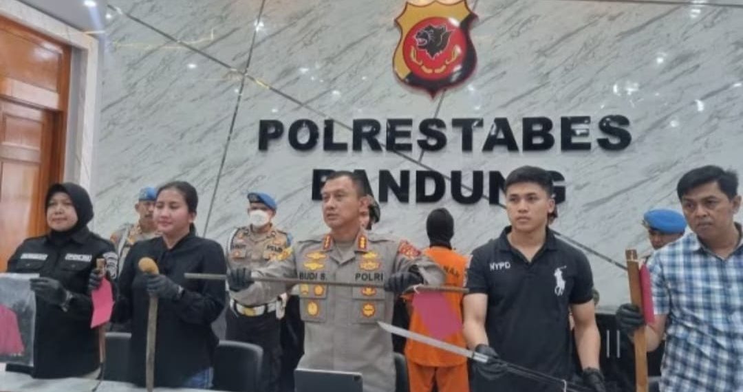 Satreskrim Polrestabes Bandung menghadirkan tersangka dalam bentrokan dua kelompok ormas di Jalan Dayang Sumbi Kota Bandung, dan menunjukkan barang bukti senjata tajam yang digunakan di Mapolrestabes Bandung, Sabtu (20/04/2024).(Foto:Istimewa)