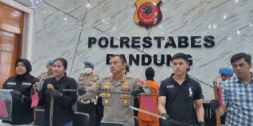 Satreskrim Polrestabes Bandung menghadirkan tersangka dalam bentrokan dua kelompok ormas di Jalan Dayang Sumbi Kota Bandung, dan menunjukkan barang bukti senjata tajam yang digunakan di Mapolrestabes Bandung, Sabtu (20/04/2024).(Foto:Istimewa)